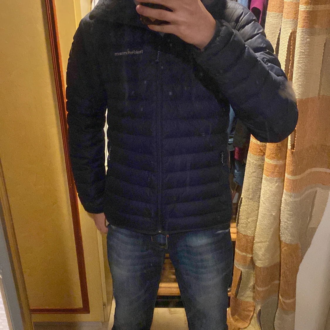 Svart dunjacka från Peak Performance