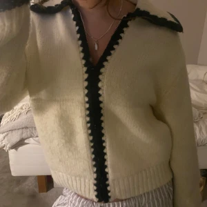 Stickad kofta! - Säljer denna fina tröja som inte är använd alls mycket, köpte i december så inte använd så mycket! Skit snygg och mysig ❣️ storlek 13-14 år men passar mig som har S! (kan diskutera pris vid snabbt köp) 