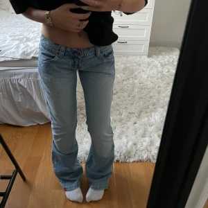 Lågmidjade jeans - Säljer dessa jättesnygga ljusblå jeansen då dom tyvärr är för stora för mig. Dom är lite slinta i bak vid hälen som man ser på de två sista bilderna men det är inget man tänker så jättemycket på. Köparen står för frakt 💞