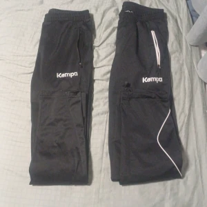 Svarta tränings byxor - Svarta Kempa träningsbyxor med initialerna KW. Priset är för båda byxorna, går att prata om priset