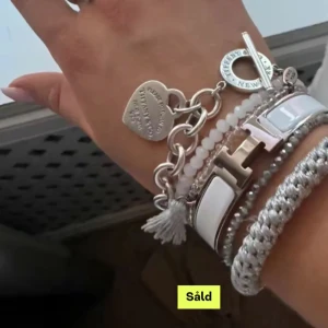   silver armband - Elegant armband i  silver med flera detaljer,. Perfekt för att ge en stilren touch till din outfit. Säljer mitt liknade armband från ett exklusivt märke 