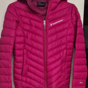 Rosa jacka från Peak Performance  - Jackan är i fint skick, sparsamt använd! Storlek S 