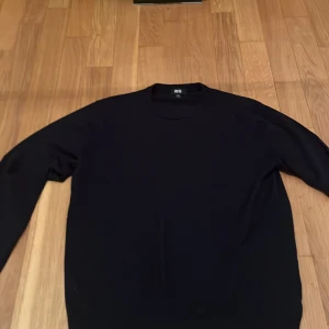Svart tröja från Uniqlo - Säljer en riktigt snygg svart tröja från Uniqlo i storlek XS. Perfekt för att ha över en skjorta. Den är gjord av marinoull.        ‼️PRIS KAN DISKUTERAS‼️