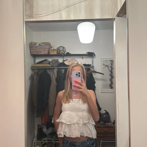 Vit broderad linnetopp - Fin blus med blommor på. Köpt på Gina Young. St 158-164💕 säljer pga att den är för liten❤️