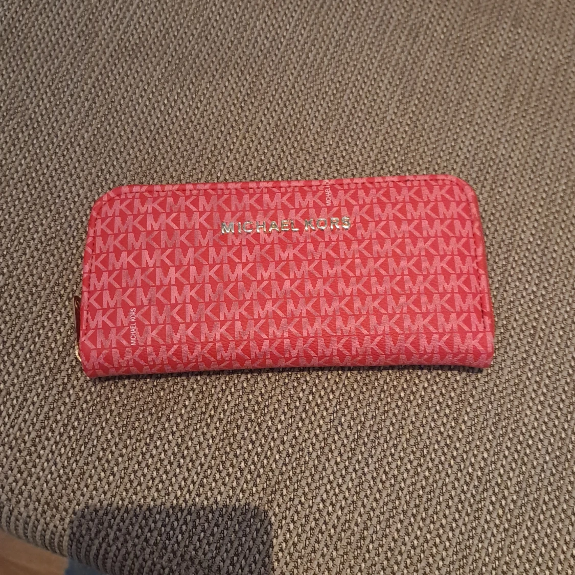 Röd plånbok från Michael Kors (falsk)