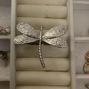  trollslända ring i silver  - Unik och fin ring i form av en trollslända. Den är silverfärgad och väldigt populär! Den går att justera på baksidan enkelt utan att ta i! Kontakta privat om ni har frågor! Svarar så fort jag kan!💗💗