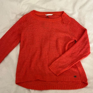 Röd stickad tröja från ONLY -  röd stickad tröja från ONLY. Den har en rund halsringning och långa ärmar med ribbade muddar. 