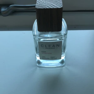 Clean Reserve Radiant Nectar Eau de Parfum - Elegant parfymflaska från Clean Reserve med doften Radiant Nectar. Flaskan är genomskinlig med en stilren etikett och har en unik kork i trä. Doften är en eau de parfum med en blommig och myskig doft. Bara använd för att testa och doftar ljuvligt 