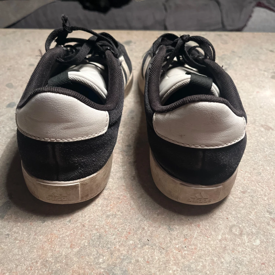 Svarta och vita Adidas sneakers - 92