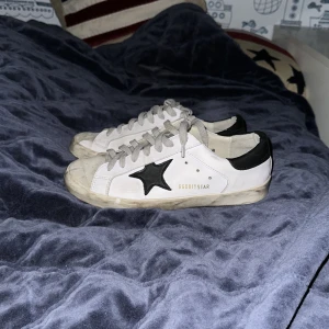 Golden gose - Tjena säljer nu dessa Golden gose i storleken 40. Jätte bra skick 9/10 skulle jag säga. Har använt dom ett par gånger annars jätte bra. Säljer dessa för att få bort dom använder inte dessa så mkt därför jag säljer dem. Pris 1650 ha en jätte bra dag hälsningar vince🙌🏻