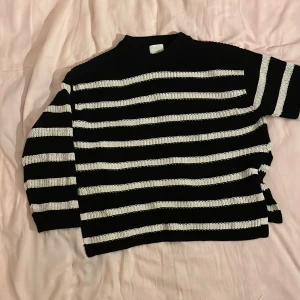 Randig oversized stickad tröja - Säljer superfin randig oversized stickad tröja som bara används för ett fåtal gånger!!💕är i storlek xs men kan användas av xs, s och m!!! Priset kan diskuteras!!