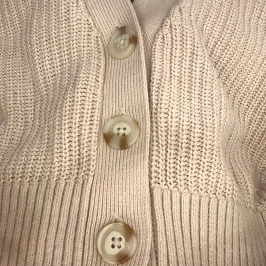Beige stickad kofta med knappar - 91