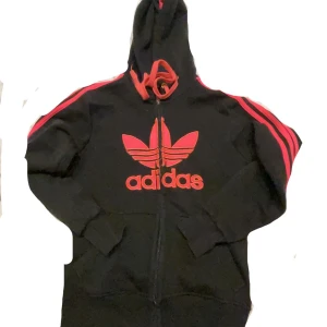 Vintage adidas zip uo  - En jätte cool vintage adidas zip up! Färgen på texten är väldigt neon rosa men det syns inte på bilderna 💓
