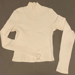 Vit ribbad polotröja från Bik Bok - Tunn vit ribbad långärmad tröja med hög hals från Bik Bok