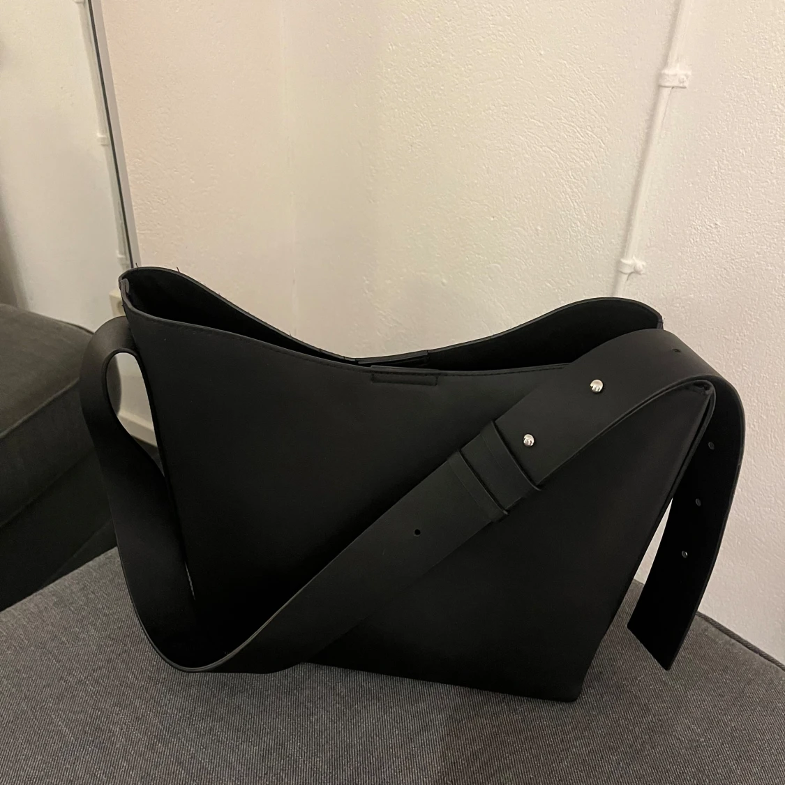 Svart axelväska med dragkedja