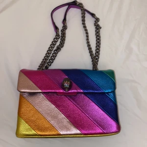 Flerfärgad axelväska från Kurt Geiger - As snygg väska från Kurt Geiger i regnbågsmönster. Den stora storleken så den är jätte bra att ha om man ska ha med sig saker. Den är helt i ny skick och det finns inget tecken på användning. Lyxig men fortfarande lite utstickande och inte bara en tråkig väska som smälter in och ser ut som den alla har. Perfekt för att liva upp vilken outfit som helst! Priser är såklart diskuterbart💗