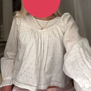 söt blus - sötaste blusen från gina young med gulddetaljer❤️❤️strl 152 men passar mig som har xs-s