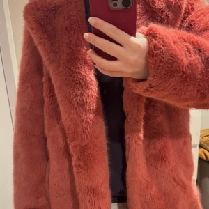 Rosa pälsjacka - Säljer en mysig rosa faux fur jacka. Perfekt för kyliga dagar när du vill hålla dig varm och stilren. Jackan har en mjuk och fluffig yta som ger en trendig look.