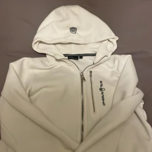 Vit huvtröja från Sail Racing - Snygg vit hoodie från Sail Racing storlek 170 cm skick 6/10 använd med fortfarande bra skick pris kan diskuteras 😁