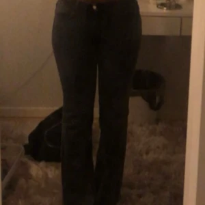 Lowwaist bootcut - Säljer mina jätte fina bootcut från lindex. Jätte sköna och jättebra passform. Säljer pga att de blivit för små för mig. Strl 36. Nypris 500
