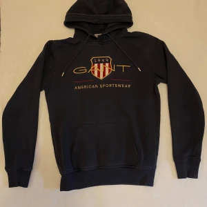 Marinblå hoodie från GANT - Säljer en marinblå hoodie från Gant i storlek s. Den är i mycket bra skick. Säljer för att den numera är för liten. 