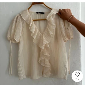 Zara blus  - Köptes här på Plick! Väldigt sparsamt använd😇