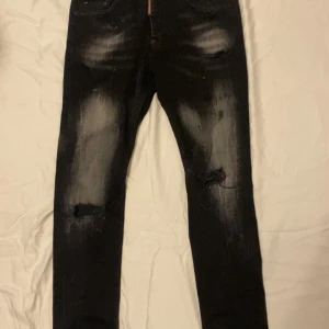  Dsquared2 jeans - Svarta dsquerd2 jeans i fint skick 9/10 kommer inte till användning längre pris 599. De är slimfit 