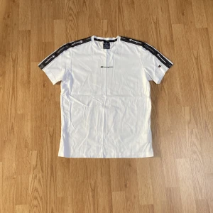 Champion T-shirt  - Säljer nu denna T-shirt då den är för liten för mig. Pris kan diskuteras.