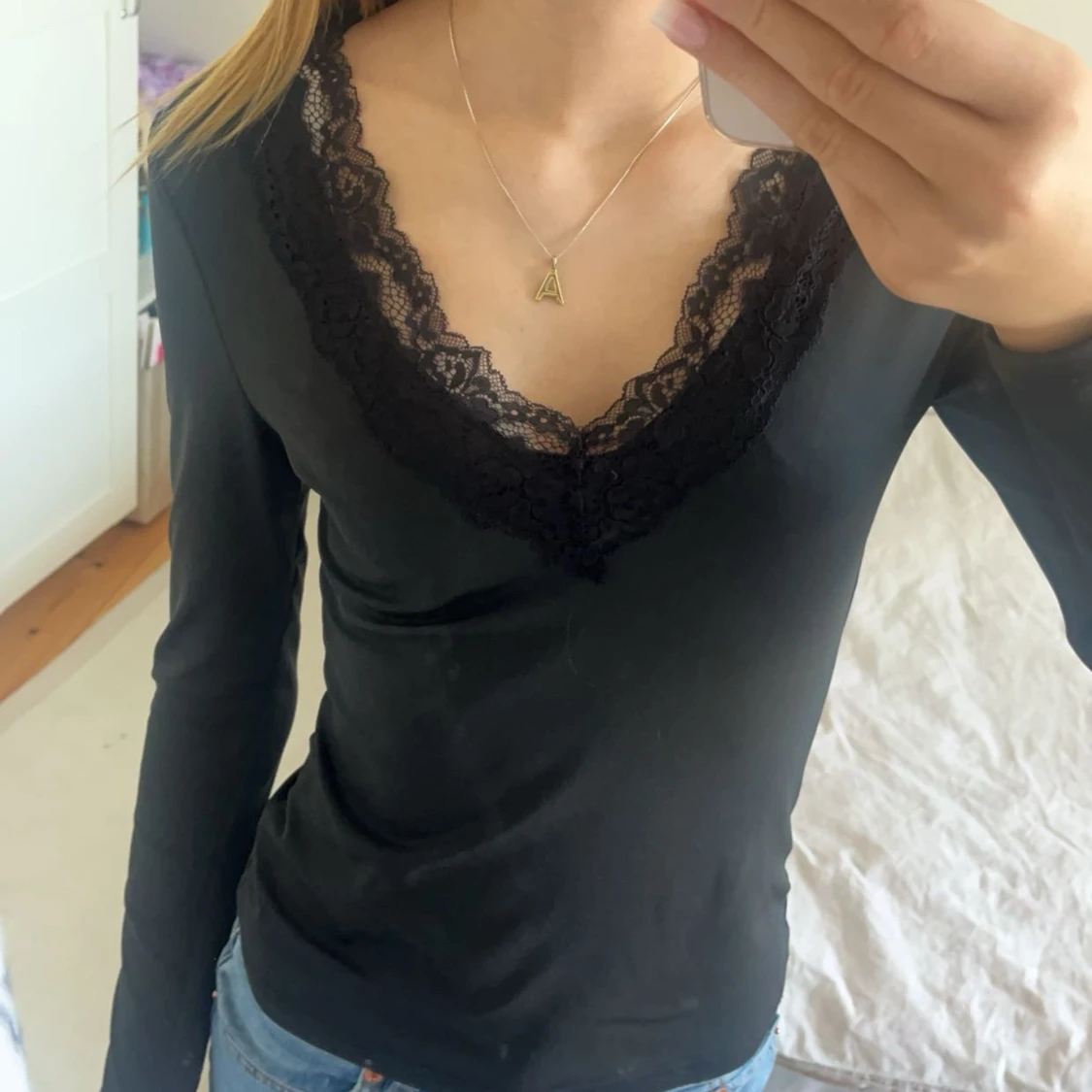 Svart långärmad topp med spetsdetaljer