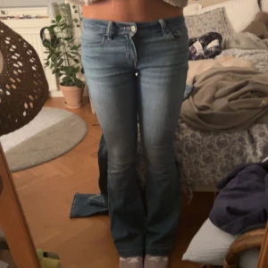 Blå bootcut jeans hollister  - DE PERFEKTA LOW WAIST JEANSEN😭💗pris går att diskutera 💗Snygga blå bootcut jeans med låg midja. Perfekta för en avslappnad stil. Klassisk femficksdesign. Från hollister och köpta i marbella hösten 2023. Använda lite grann men kommer inte längre till användning då jag har så många andra jeans 💗Midja 34cm + stretch  Innerben 80cm💗