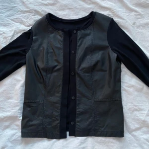 Svart kofta  - Så snygg kofta med skinndetaljer❣️