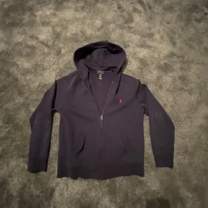 Marinblå Ralph Lauren Fleece - Säljer en riktig fräsch marin blå Polo Ralph Lauren Fleece köpt från KidsBrandStore som tyvärr inte längre kommer till användning. Tröjan har inga större tecken av användning men har tvättats ett fåtal gånger. Storlek: XXS/160/Junior Large Original Pris: 1195 Mitt Pris: 579❗️Tveka inte på att höra av dig vid minsta fundering💛