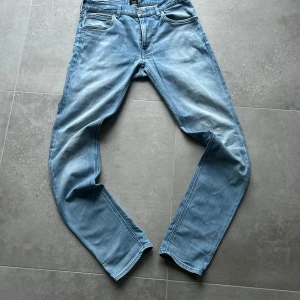 Lee jeans - Säljer ett par lee jeans som är 32w 34L, dem är slim fit och på bild två ser ni ett hål som bildats men inte det värsta går att laga