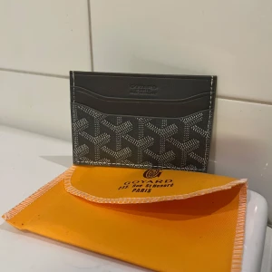 Plånbok - Helt ny plånbok, allt som är på bilderna kommer med. För frågor kontakta!