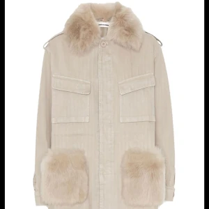 BYTE- SÖKES! - SÖKES- någon som vill byta en beige custommade jacka mot en likadan custommade jacka i annan färg och i storlek s/m Min är storlek M/L!  Enbart att man möts upp inom Stockholmsområdet för ett byte av jackorna.