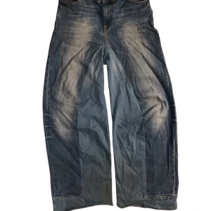 Custom baggy jeans - Feta baggy jeans med dubbelfickor. Mått: Längd 107cm, Midja 40cm, benöppning 28cm. Skriv om du har några frågor!