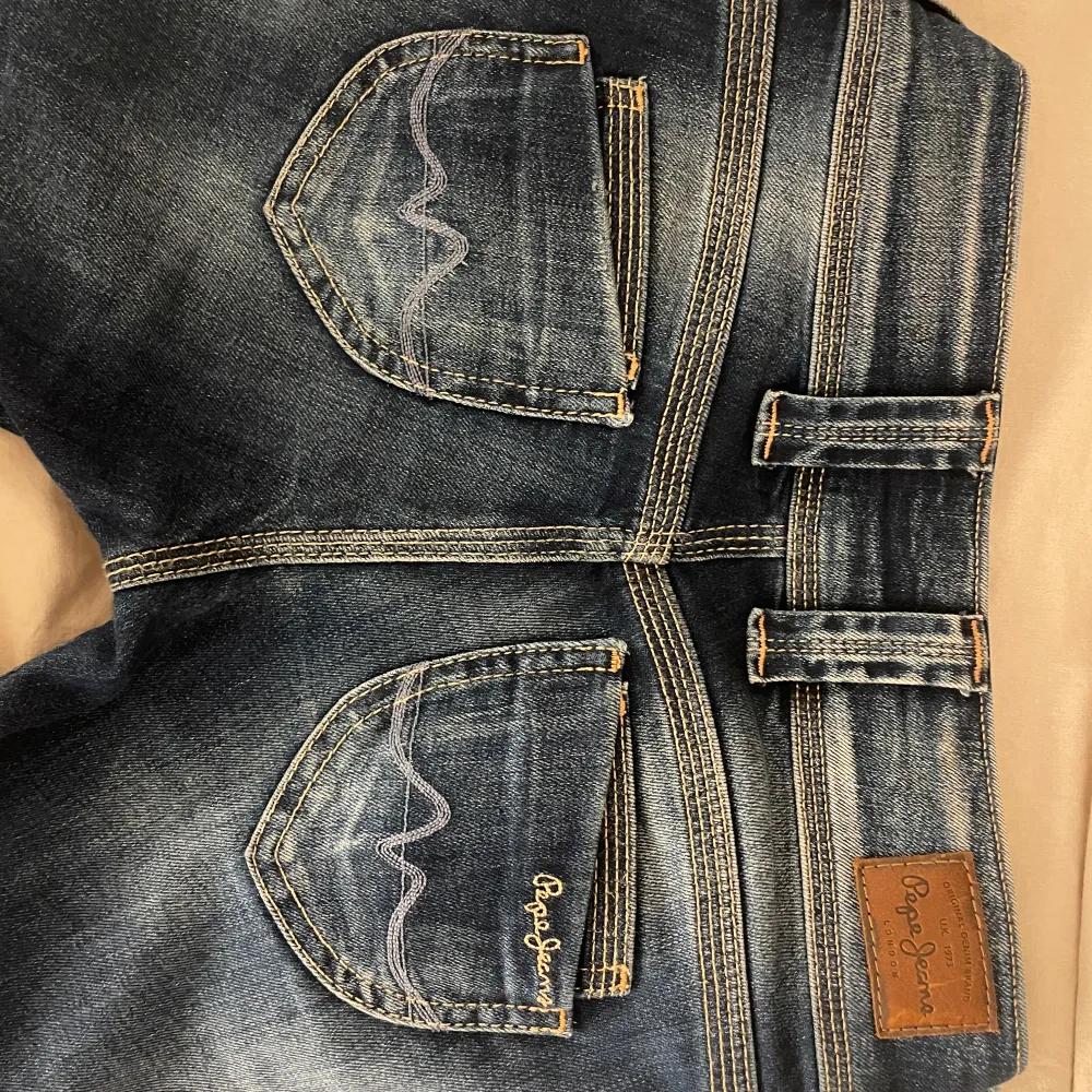 Snygga blå jeans från Pepe med låg midja och dubbla knappar. Snygga slitningar. Runt storlek 34 och längd 32. Har sprättat upp sömen längst så de blir längre se på bild 5. Jätte snygga jeans men har aldrig använt de då de är för små💓. Farkut & Housut.