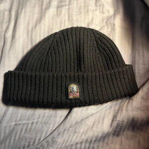  PARAJUMPERS mössa  - Mössa som ny lite använd men ny kostar den 2300kr 