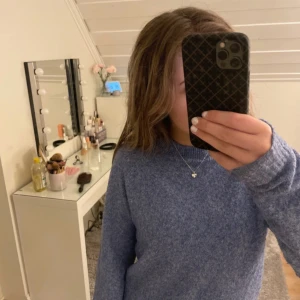 Blå tröja från Vero Moda - Mysig blå tröja från Vero Moda i storlek XS.   Tröjan har långa ärmar och en klassisk rund halsringning. Knappt använd, jätte bra skick💓