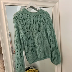 Stickad tröja från NLY TREND - Säljer en suuuperfin stickad tröja i en så härlig färg💙💙väldigt skön och så najs med låånga armar🧚🧚Säljer massa andra stickade tröjor också från & other stories m.m. 🩷🩷