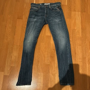 Blå jeans från Replay - !Helt oanvända! (Köpta för 1200 men ordinarie är det 1800)Säljer mina replay jeans för att dem är för stora fick dem i julklapp men hade redan tagit bort lappen när jag insåg att dem var för stora. Är det några frågor så är det bara att fråga. Storlek 28 i waist och 32 i length (pris ej hugget i sten)