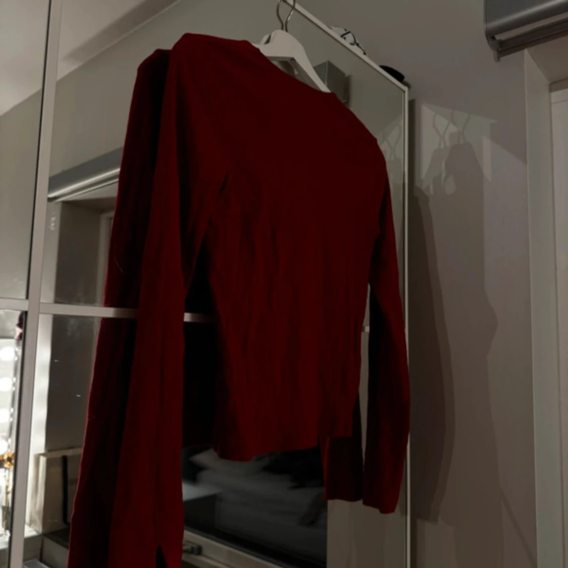 Vinröd tröja med v-ringning - 92