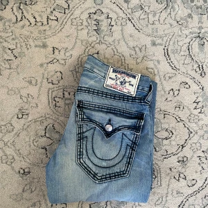 True religion Billy big T - Säljer dessa assköna billys i storlek 30/33, de har skön passform och unika sömmar. En av dom bästa stitches enligt mig🙏. Jag säljer då de är för långa för mig. De är i perfekt skick, skriv om du har frågor.