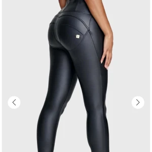 Skinnbyxor från Freddy - Snygga svarta byxor i vegansk läder från Freddy wr up ett glansigt material. De har en tight passform där de lyfter rumpan snyggt med hög midja. Perfekta för en stilren look. Ca 1500 i inköp. Garderobsrensning så kika gärna på övriga auktioner. 