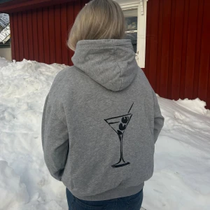 Hoodie ”MARTINI” - Storlek M känns som S✨ Stilren och snygg och passar alla!