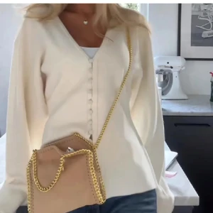 Populär kofta från Gina Tricot  - Säljer dena jätte populära tröjan från Gina Tricot den är bara använd en gång så i nyskick. Storlek M men sitter som S 😍😍