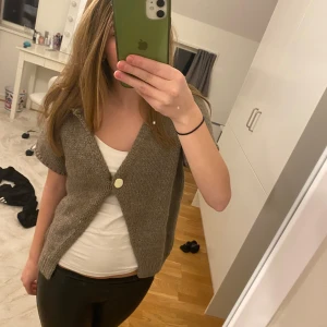 Brun stickad kofta  - Helt ny och oanvänd. Prislapp kvar. Fint med linne under, säljer för jag köpte fel storlek. Den är bara lite oversized på mig