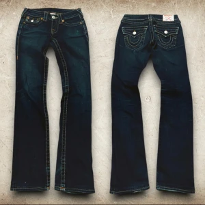 True religon jeans w24 - Superfina low waist bootcut true religon jeans i billy modellen. Dom är i W24 och innerbenslängden är ca 78cm. Dom är i fint skick men är lite slitna längst ner på ena benet. 