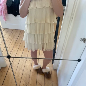 Gul volangklänning - Charmig gul klänning med flera lager av volanger. Axelbandslös design som ger en luftig och somrig känsla. Perfekt för varma dagar eller speciella tillfällen.❣️❣️