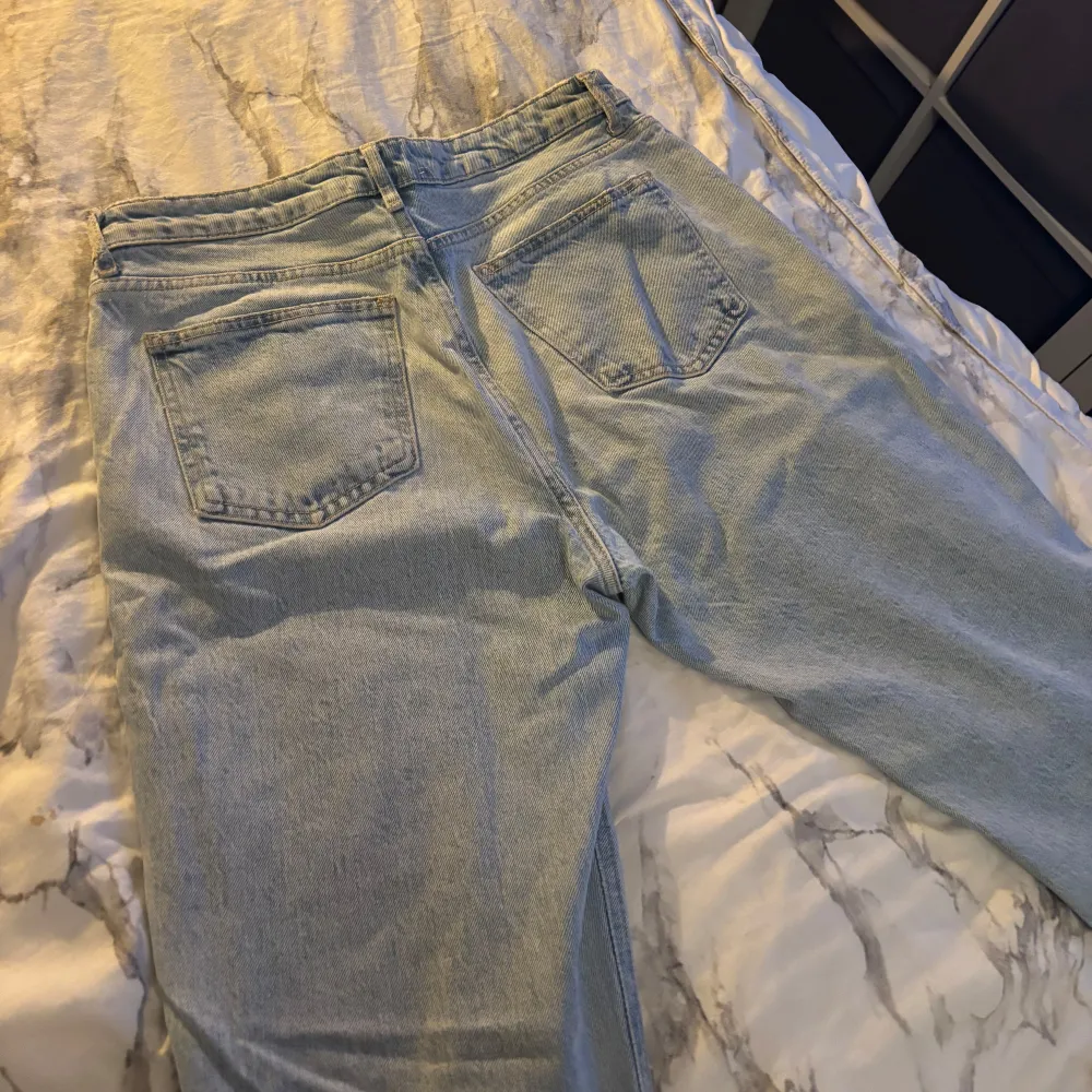 Ljus tvättande jeans med liten slit nere från Zara i storlek 40, skulle säga att dom är ganska små i storlek. Dom är använda få gånger. Nypris 400 kr. Jeans & Byxor.